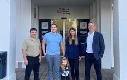 Florian und Janine Bächle (in der Mitte) haben am Freitag eine Filiale ihrer Nahversorger-Kette Emmiy in Öschingen eröffnet. Unt