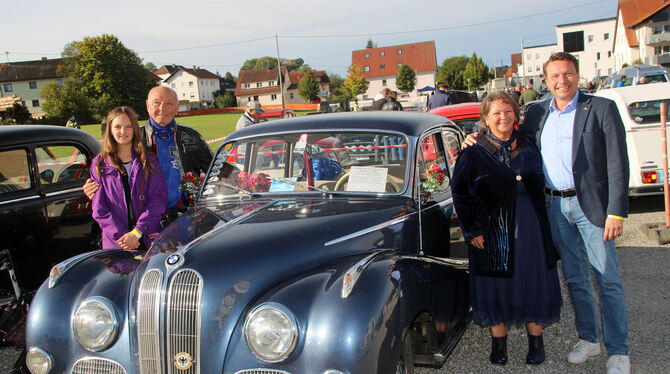 Kleinwagen, Oldtimer, Treffen, Roller Anna und Hubert Walter (links) feierten sogar ihre goldene Hochzeit beim Treffen und hatten MdL Manuel Hailfinger (rechts) "im G