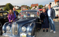 Anna und Hubert Walter (links) feierten sogar ihre goldene Hochzeit beim Treffen und hatten MdL Manuel Hailfinger (rechts) „im G