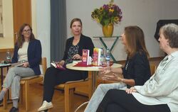 Im Dorfgemeinschaftshaus Kohlstetten drehte sich alles um Frauen und Mütter:  Auf dem Podium diskutierten (von links) Moderatori