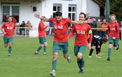 Burak Dursun (links) jubelt mit Nehren-Kapitän Raphael Nill über das 1:0.  FOTO: BAUR