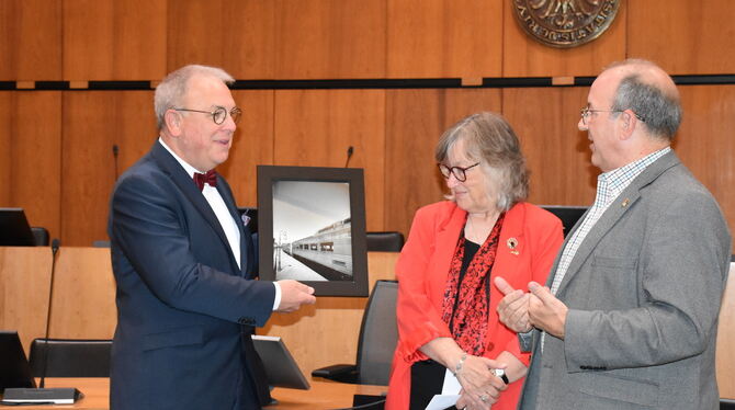 Oberbürgermeister Thomas Keck nimmt das Geschenk der Delegation aus Reading um Donna Reed und Chris Miller entgegen.  FOTO: STAD