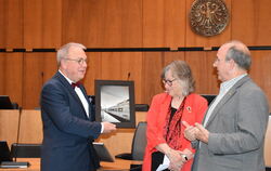 Oberbürgermeister Thomas Keck nimmt das Geschenk der Delegation aus Reading um Donna Reed und Chris Miller entgegen.  FOTO: STAD