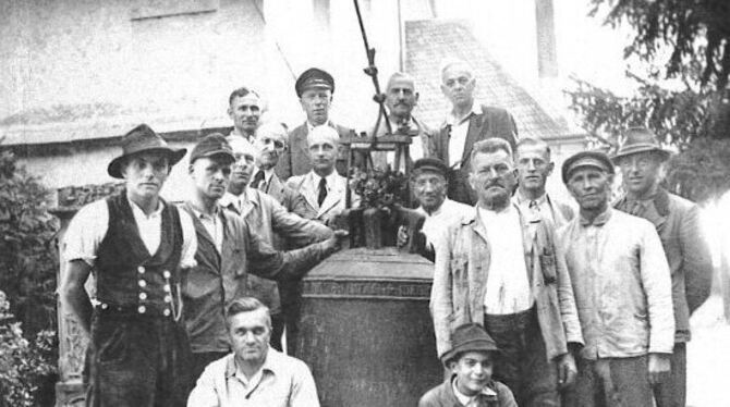 Kirchturm: Glocke runter Pliezhäuser Handwerker holen 1947 die defekte Glocke vom Turm. Auch die Nachkriegsgeschichte würde in einer Chronik stehen.