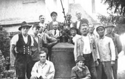 Pliezhäuser Handwerker holen 1947 die defekte Glocke vom Turm. Auch die Nachkriegsgeschichte würde in einer Chronik stehen.
