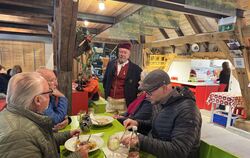 Trachtenvereinsvorsitzender Hubertus Seiler (links) mit den Gästen.  FOTO: RUOF