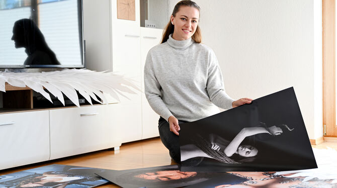 Vom Model zur Fotografin: Irina Heinzelmann zwischen Motiven ihrer »Natur«-Serie, einem Reißzwecken- und einem Alien-Porträt sow