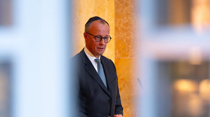 dpatopbilder, bay, lby, Judentum, Architektur, Religion, Kirche Bundeskanzler Friedrich Merz (CDU) rang im September beim Festakt zur Wiederherstellung der Synagoge Reichenbachstraße mit seine