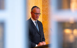 Bundeskanzler Friedrich Merz (CDU) rang im September beim Festakt zur Wiederherstellung der Synagoge Reichenbachstraße mit seine
