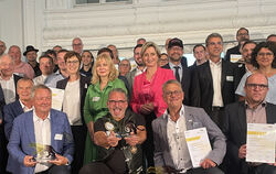 Marc Assenheimer (vorne in der Mitte) mit dem Preis, dahinter im roten Blazer Nicole Hoffmeister-Kraut, Wirtschaftsministerin v