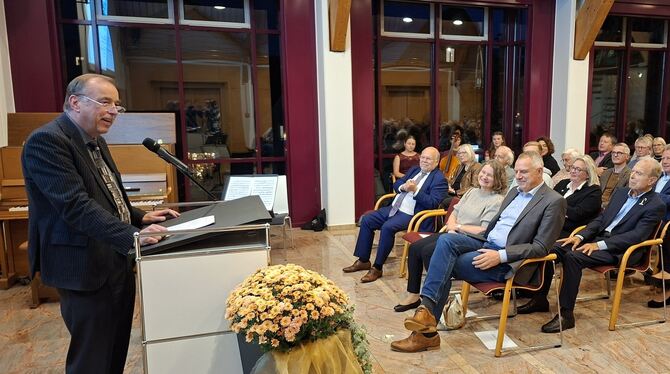 950 Jahre Metzingen Stadtarchivar Bidlingmaier geladene Gäste Rathaus Stadtarchivar Rolf Bidlingmaier hält im Großen Sitzungssaal des Rathauses vor gut 100 geladenen Gästen den Festvortrag anlässlic
