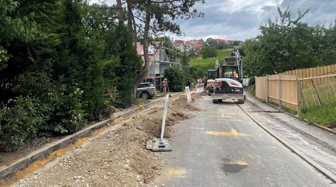 Baustelle Pliezhausen Rübgarten Glasfaser Ausbau Bauarbeiter haben die Straße in Rübgarten aufgegraben und verlegen dort Kabel für Glasfaser. Allerdings sind sie im Auftrag der