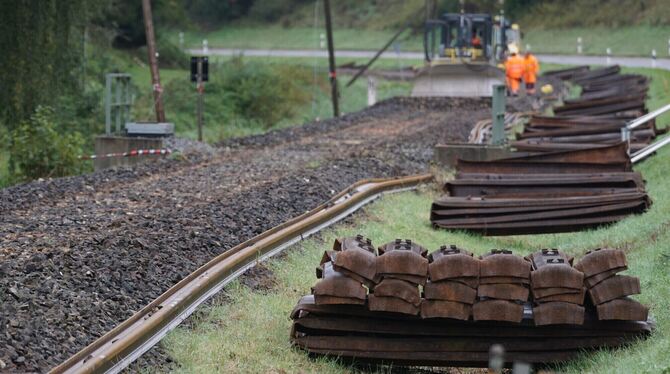 Die Fachfirmen sind gegenwärtig mit dem Ausbau der alten Teile der Bahnstrecke beschäftigt.  FOTOS: LENK Die Fachfirmen sind gegenwärtig mit dem Ausbau der alten Teile der Bahnstrecke beschäftigt.  FOTOS: LENK