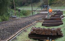 Die Fachfirmen sind gegenwärtig mit dem Ausbau der alten Teile der Bahnstrecke beschäftigt.  FOTOS: LENK
