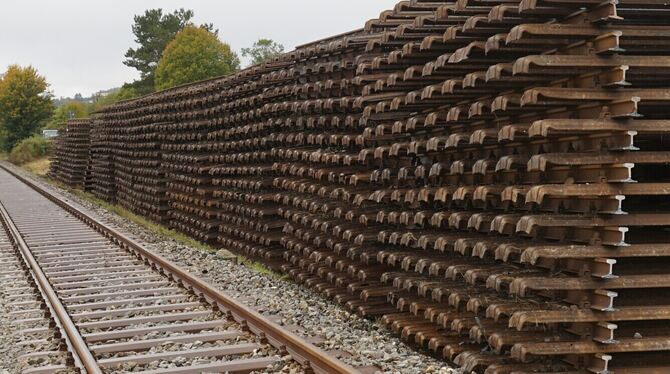 Beim Bahnübergang Lerchenhof in Münsingen lagern die Schwellen samt Schienen. Beim Bahnübergang Lerchenhof in Münsingen lagern die Schwellen samt Schienen.