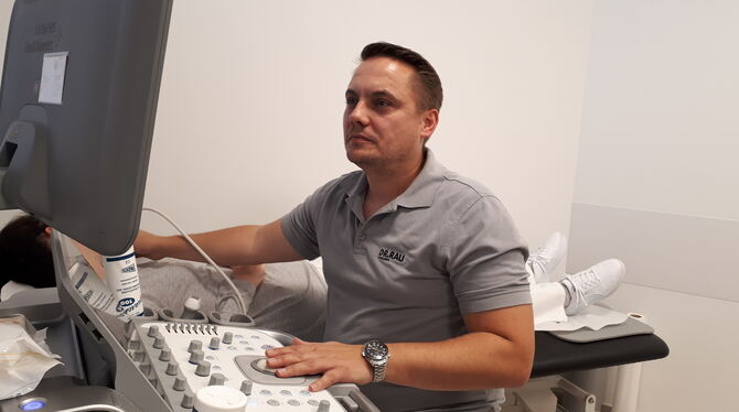 Dr. med. Alexander Rau betreibt eine Hausarzt-Praxis in Eningen. Dort bietet er Patienten auch Ultraschall-Untersuchungen an.