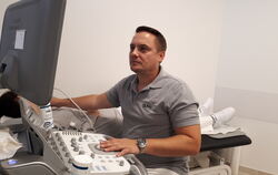 Dr. med. Alexander Rau betreibt eine Hausarzt-Praxis in Eningen. Dort bietet er Patienten auch Ultraschall-Untersuchungen an.