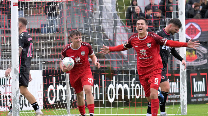 Baden-Wuerttemberg, Fussball, Maenner, OL, Oberliga, Saison 2025/26, wfv Yannick Toth (rechts) jubelt in den letzten drei Spielen über jeweils ein Tor. Teamkollege Tom Ruzicka freut sich mit.