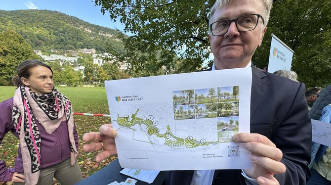 Bürgermeister Elmar Rebmann zeigte noch vor einer Woche den Plan für den neuen Musikpavillon, der in dieser Ellipsenform so geba Bürgermeister Elmar Rebmann zeigte noch vor einer Woche den Plan für den neuen Musikpavillon, der in dieser Ellipsenform so geba