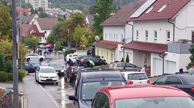 Eltern-Taxis, Eltern-Taxi, Sicherheit, Achalmschule, Stau, Schulweg, Weg, Verkehr Eltern-Taxis sind ein Problem: Viele Eltern bringen ihre Kinder mit dem Auto zur Schule, parken teilweise auf den Gehwegen und i