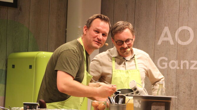 Kochshow, Simon Tress, Steffen Heß Simon Tress bereitete mit Gomaringens Bürgermeister Steffen Heß (rechts) eine Kürbissuppe vor.