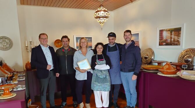 alb adler leader Bürgermeister Mario Storz (von links), Ortsvorsteher Martin Mauser, Sandra, Meryam und Issam Reihani sowie Leader-Regionalmanage