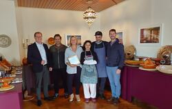 Bürgermeister Mario Storz (von links), Ortsvorsteher Martin Mauser, Sandra, Meryam und Issam Reihani sowie Leader-Regionalmanage