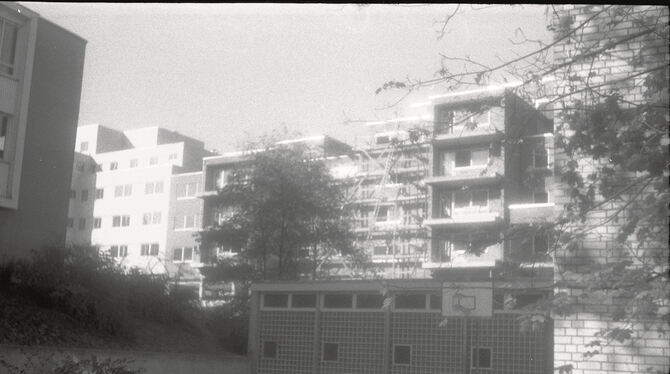 1972: Sportplatz, eventuell zu einer Schule gehörig, im Hintergrund Wohnkomplex – wo mag dieses Foto entstanden sein?