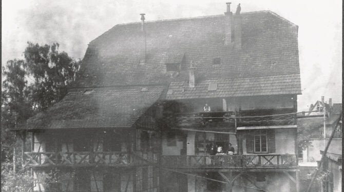 Um 1910:  Haus mit Fachwerkanbau. Wer kennt seine Adresse?