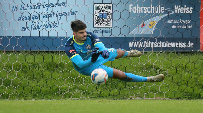 Torwart Dominik Hozlinger hat gegen Aalen viel zu tun.
