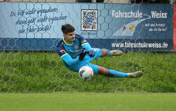 Torwart Dominik Hozlinger hat gegen Aalen viel zu tun. 
