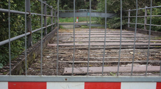 Diese Brücke über die Steinlach in Ofterdingen ist mittlerweile so marode, dass sie selbst für Fußgänger gesperrt werden musste.