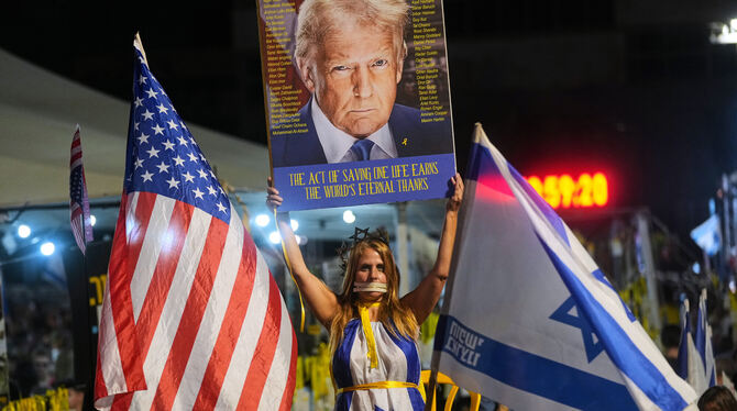 Gaza, Hamas, Geiseln, Donald Trump, Krieg, Konflikte Eine Frau hält ein Schild mit einem Bild des US-Präsidenten Trump während einer Kundgebung zur Unterstützung der von der Hamas e