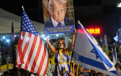 Eine Frau hält ein Schild mit einem Bild des US-Präsidenten Trump während einer Kundgebung zur Unterstützung der von der Hamas e