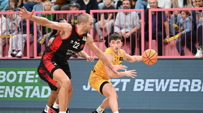 12.10.2025, 2. Barmer Basketball Bundesliga, Basketball, GER, Herren, Pro A, Saison 2025/2026, Tigers Tuebingen vs. Bayer Giants An Leverkusens Dennis Heinzmann (links) gab es auch für Tigers-Guard Kaya Bayram kein Vorbeikommen.