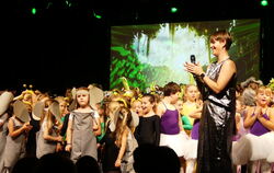 Viele kleine und große Tänzer verzauberten mit ihren selbstgenähten Kostümen das Publikum und auch Tanzschulleiterin Sabrina Wur