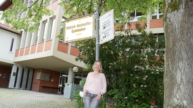Fezer Noch ist alles beim Alten: Schulleiterin Ulrike Fezer steht auf dem Pausenhof des Dietrich-Bonhoeffer-Gymnasiums.
