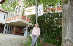 Noch ist alles beim Alten: Schulleiterin Ulrike Fezer steht auf dem Pausenhof des Dietrich-Bonhoeffer-Gymnasiums. 