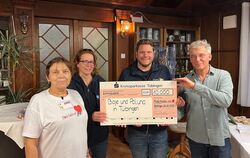 Gabriele Hoyh (links) überreicht den Spendenscheck über 10.000 Euro an Dr. Katharina Riebe und Philipp Nährig von Paluna und Osc