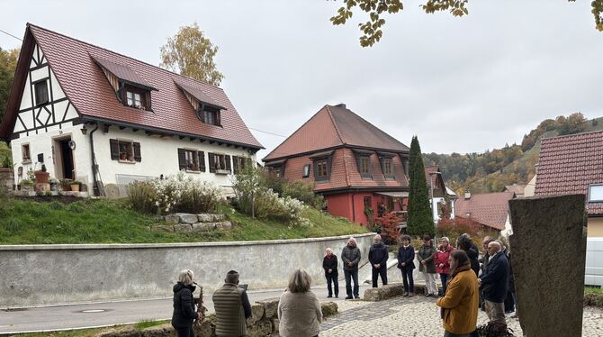 Gedenken Gegenüber vom Synagogenplatz steht das Haus der Schwestern Sophie Block und Karoline Philipp.