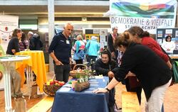 An Ständen innen und außen gab es Mitmach-Aktionen und Informationen zu ehrenamtlichem Engagement in Mössingen. FOTO: STRAUB