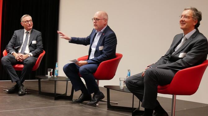 Wirtschaft trifft Kommune Sie führten bei der Veranstaltung »Wirtschaft trifft Kommune« eine angeregte Diskussion darüber, wie die Probleme der Zeit gelös