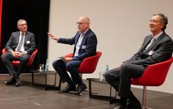 Sie führten bei der Veranstaltung "Wirtschaft trifft Kommune" eine angeregte Diskussion darüber, wie die Probleme der Zeit gelös