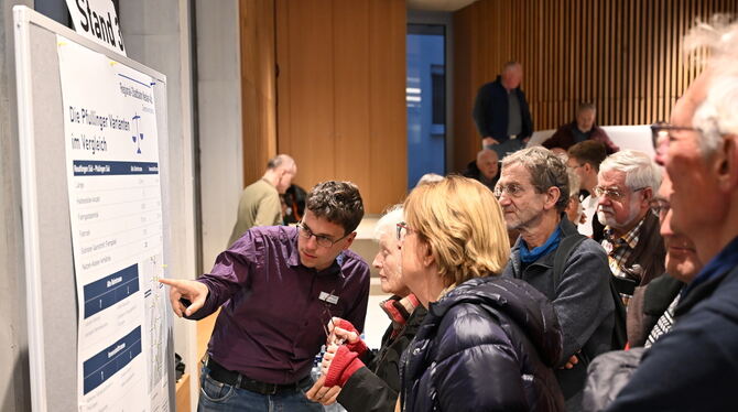 Regional-Stadtbahn, Pfullingenm, Infoveranstaltung Reges Interesse: Die Mitarbeiter des Zweckverbands Regional-Stadtbahn gingen auf jede Frage ein.