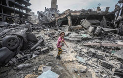 Ein Kind im Gazastreifen inmitten eines unglaublichen Ausmaßes an Zerstörung.