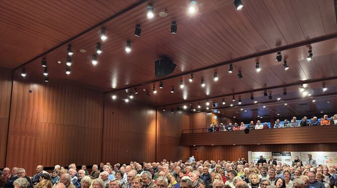 Voller Saal, aufgeheizte Stimmung - Der Brückenersatzneubau treibt die Aichtaler um. FOTO: RUOF Voller Saal, aufgeheizte Stimmung - Der Brückenersatzneubau treibt die Aichtaler um. FOTO: RUOF