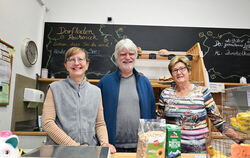 Willi Igel mit zwei Mitarbeiterinnen des Dorfladens: Mini-Jobberin Simone Fink (links) und Margret Walser, eine von fast 50 Ehre