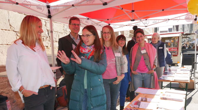Armutsaktionstag Beim Aktionstag informierten am Dienstag vor dem Reutlinger Spitalhof Vertreterinnen und Vertreter von Hilfsorganisationen über