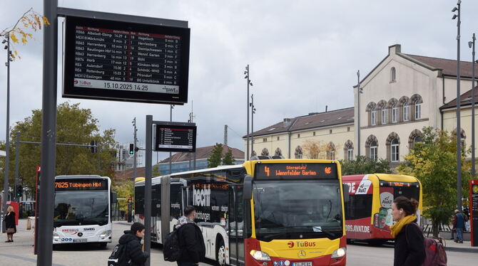 Busbahnhof, Bahnhof, Tübingen Bus und Bahn in unmittelbarer Nähe: Am Tübinger Hauptbahnhof treffen die Verkehrsmittel aufeinander.