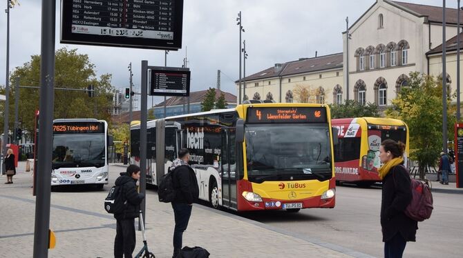 Busbahnhof, Bahnhof, Tübingen Bus und Bahn in unmittelbarer Nähe: Am Tübinger Hauptbahnhof treffen die Verkehrsmittel aufeinander.